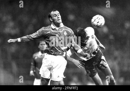 FOOTBALL 1. BUNDESLIGA SEASON 1993/1994 Quarterfinal SV Werder Bremen - RSC Anderlecht 08.12.1993 Bernd Hobsch (à gauche, Werder Bremen) peut gagner contre Graeme Ruthes (à droite, Anderlecht) PHOTO: WEREK Pressebildentur xxNOxMODELxRELEASExx [traduction automatique] Banque D'Images