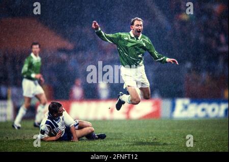 FOOTBALL 1. BUNDESLIGA SEASON 1993/1994 Quarterfinal SV Werder Bremen - RSC Anderlecht 08.12.1993 Dieter Eilts (à droite, Werder Bremen) saute sur Graeme Rutjes (à gauche, Anderlecht) PHOTO: WEREK Pressebildentur xxNOxMODELxRELEASExx [traduction automatique] Banque D'Images