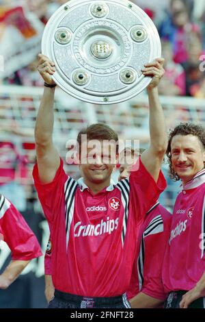 Football 1er Bundesliga 1997/1998 34e match 09.05.1998 Champion d'Allemagne 1998, 1. Le FC Kaiserslautern Juergen Rische (à gauche) présente le trophée du championnat et Harry Koch (à droite) PHOTO: WEREK Pressebildagentur xxNOxMODELxRELEASExx [traduction automatique] Banque D'Images