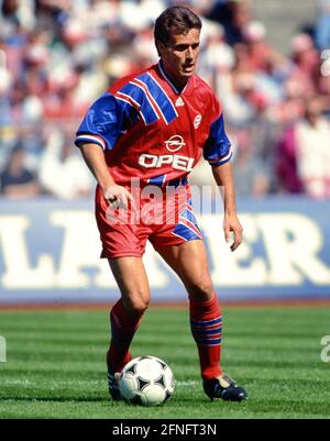 Football 1er Bundesliga 1993/1994 34e jour de match 07.05.1994 FC Bayern Muenchen - FC Schalke 04 Markus Schupp (FC Bayern Muenchen) sur la photo de balle: WEREK Pressebildentur xxNOxMODELxRELEASExx [traduction automatique] Banque D'Images