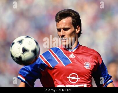 Football 1er Bundesliga 1993/1994 34e jour de match 07.05.1994 FC Bayern Muenchen - FC Schalke 04 Markus Schupp (FC Bayern Muenchen) sur la photo de balle: WEREK Pressebildentur xxNOxMODELxRELEASExx [traduction automatique] Banque D'Images