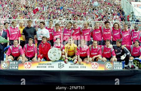 Football 1er Bundesliga 1997/1998 34e Matchday 09.05.1998 Champion d'Allemagne 1998, 1. Photo de l'équipe du FC Kaiserslautern avec trophée de championnat, président Hubert Kessler, Marco Reich, Marian Hristov, Petr Kouba, Co-entraîneur Reinhard Stumpf, entraîneur de gardien de but Gerald Ehrmann, Janos Hrutka, Juergen Rische, OLAF Marschall, Michael Schjoenberg, Miroslav Kadlec, Stefan Ertl, Michael Ballack, Harry Koch, Andreas Buck, Pascal Ojigwe (en arrière à gauche) Martin Wagner, Thomas Riedl, entraîneur Otto Rehhhagel, Ciriaco Sforza, Andreas Buck, Pascal Ojigwe.left) Martin Wagner, Thomas Riedl, entraîneur Otto Rehhhagel, Ciriaco Banque D'Images