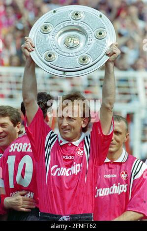 Football 1er Bundesliga 1997/1998 34e jour de match 09.05.1998 Champion d'Allemagne 1998, 1er FC Kaiserslautern Andreas Brehme présente la PHOTO du trophée du championnat: WEREK Pressebildentur xxNOxMODELxRELEASExx [traduction automatique] Banque D'Images