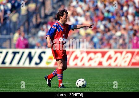 Football 1er Bundesliga 1993/1994 34e match 07.05.1994 FC Bayern Muenchen - FC Schalke 04 Lothar Matthaeus (FC Bayern Muenchen) sur la photo de balle: WEREK Pressebildentur xxNOxMODELxRELEASExx [traduction automatique] Banque D'Images