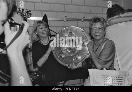 FOOTBALL 1ère SAISON BUNDESLIGA 1992/1993 34ème jour de match VfB Stuttgart - SV Werder Bremen 05.06.1993 Beate REHAGEL (à gauche) avec le trophée du championnat. PHOTO: WEREK Press photo Agency xxNOxMODELxRELEASExx [traduction automatique] Banque D'Images
