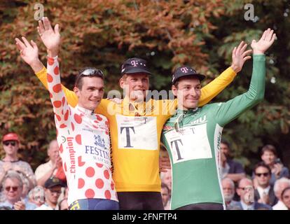 Tour de France 1997. Cérémonie de remise des prix Tour de France sur 27.07.1997 de gauche : Richard Virenque (France), gagnant général Jan Ullrich (Allemagne) et Erik Zabel (Allemagne) vainqueur du maillot vert. [traduction automatique] Banque D'Images