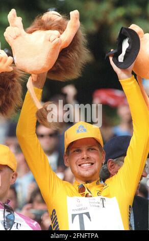 Tour de France 1997 : le gagnant du tour de France Jan Ullrich célèbre sa victoire globale à Paris le 27.07.1997. [traduction automatique] Banque D'Images