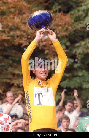 Tour de France 1997. Le gagnant du tour Jan Ullrich lors de la cérémonie de remise des prix du 27.07.1997 à Paris avec trophée. [traduction automatique] Banque D'Images