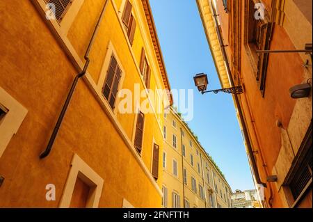 Rues étroites avec de vieux bâtiments résidentiels médiaval à Rome, Italie Banque D'Images