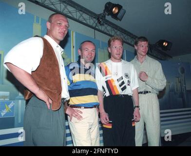 Coupe du monde de football 1994 aux Etats-Unis Conférence de presse du DFB du boxeur gauche Axel Schulz, entraîneur Wolke, footballeur Matthias Sammer et boxeur Thorsten May [traduction automatique] Banque D'Images