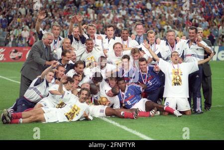 Championnat du monde 1998 en France. Finale: France - Brésil 3:0/12.07.1998 à Saint-Denis. Team photo France avec trophée. [traduction automatique] Banque D'Images