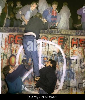 Berlin / GDR / Pariser Platz / 1989 le mur de Berlin est tombé, nuit du 9 novembre au 10 novembre 1989, 11 heures. Berliners a grimpé le mur à la porte de Brandebourg. Les gardes frontière du GDR ne font rien. Le GDR prend fin cette nuit-là. // unification / Histoire du Tiergarten / communisme [traduction automatique] Banque D'Images