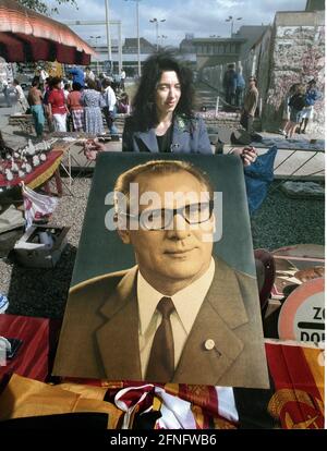 Berlin-bourgs / GDR / 1990 Kreuzberg: Point de contrôle Charly. Troedler offre la photo d'état d'Erich Honecker. Fin de la RDA // mur-fin / mur de la RDA / Histoire / communisme // Berlin-State / Checkpoint / frontière / districts / / // Histoire / communisme [traduction automatique] Banque D'Images