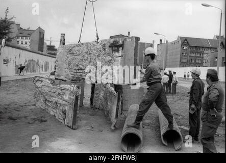 Berlin-bourgs / mur GDR / 1990 Kreuzberg: Les gardes-frontières GDR déchirent le mur de Zimmerstrasse. C'est leur dernier travail. Ensuite, ils sont au chômage. // unification / RDA / Histoire / communisme / [traduction automatique] Banque D'Images