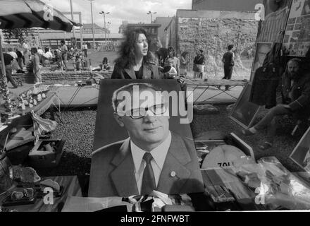 Berlin-bourgs / GDR / 1990 Kreuzberg: Point de contrôle Charly. Troedler offre la photo d'état d'Erich Honecker. Fin de la RDA // fin de mur / mur de la RDA / Histoire / communisme [traduction automatique] Banque D'Images