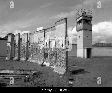 Berlin-bourgs / GDR / début 1990 Kreuzberg / Treptow: Démolition de murs à Treptow, bande de la mort et tour de guet. Des parties du mur attendent d'être emmenées. Ces éléments sont vendus lorsqu'ils sont peints. Mais dans ce cas, les pics de mur ont déjà frappé les meilleures pièces. Derrière le mur se trouve Kreuzberg // mur /districts / Histoire / communisme [traduction automatique] Banque D'Images