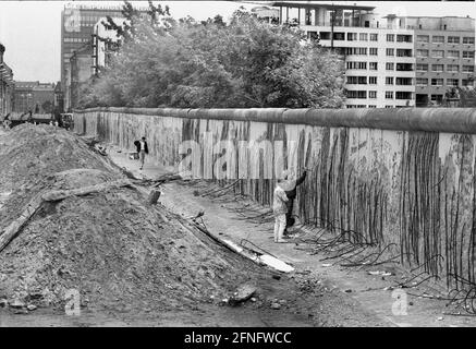 Berlin-bourgs / GDR / 1990 Kreuzberg: Au milieu de 1990 le mur est déjà très abattu. Les pics ont frappé partout des pièces, comme ici à Niederkirchnerstrasse // mur de la RDA / Histoire / communisme [traduction automatique] Banque D'Images