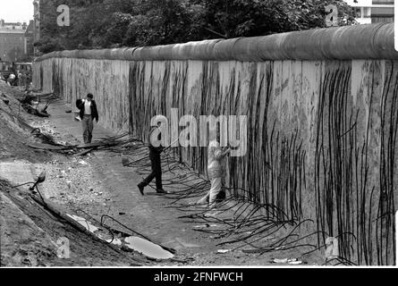 Berlin-bourgs / GDR / 1990 Kreuzberg: Au milieu de 1990 le mur est déjà très abattu. Les pics ont frappé partout des pièces, comme ici à Niederkirchnerstrasse // mur de la RDA / Histoire / communisme [traduction automatique] Banque D'Images