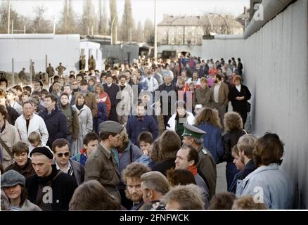 Berlin-bourgs / GDR / 11.11.1989 mariage: Un fossé est déchiré dans le mur à Bernauer Strasse, est Berliners viennent de Prenzlauer Berg à Berlin Ouest / Histoire / communisme / fin du mur [traduction automatique] Banque D'Images