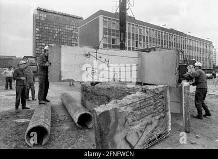 Berlin-bourgs / mur GDR / 1990 Kreuzberg: Les gardes-frontières GDR déchirent le mur de Zimmerstrasse. C'est leur dernier travail. Ensuite, ils sont au chômage. // unification / RDA / Histoire / communisme / [traduction automatique] Banque D'Images