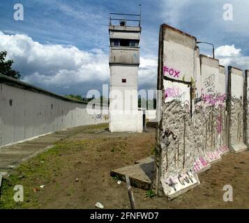 Berlin-bourgs / GDR / début 1990 Kreuzberg / Treptow: Démolition de murs à Treptow, bande de la mort et tour de guet. Des parties du mur attendent d'être emmenées. Ces éléments sont vendus lorsqu'ils sont peints. Mais dans ce cas, les pics de mur ont déjà frappé les meilleures pièces. Derrière le mur se trouve Kreuzberg // mur /districts / Histoire / communisme [traduction automatique] Banque D'Images