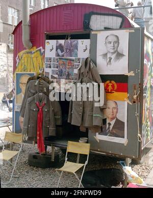 Berlin-bourgs / GDR / 1990 Kreuzberg: Point de contrôle Charly. Fin du GDR. Au milieu de 1990, le mur est déjà très abattu. Les Troedlers proposent des uniformes Stasi, comme ici à Zimmerstrasse. Photos d'état par Michael Gorbatchev // fin du mur / mur de la RDA / Histoire / communisme [traduction automatique] Banque D'Images