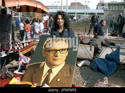 Berlin-bourgs / GDR / 1990 Kreuzberg: Point de contrôle Charly. Troedler offre la photo d'état d'Erich Honecker. Fin de la RDA // fin de mur / mur de la RDA / Histoire / communisme [traduction automatique] Banque D'Images