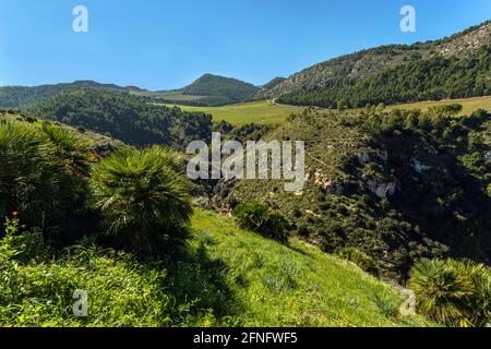 Paysage montagneux avec gorges, vue depuis le temple dorique de Segesta, Trapani, Sicile, Italie. Banque D'Images