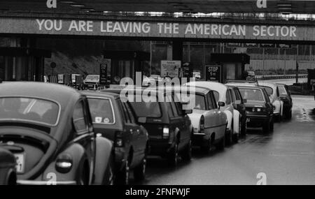 Berlin-Bezrike / GDR / Wall / 4 / 1982 trafic de Pâques au poste de frontière Dreilinden. Il y a une gauche à Berlin Ouest en direction de Hanovre ou Munich. Vous quittez le secteur américain indique le statut d'occupation de Berlin-Ouest. Les États-Unis, la France et la Grande-Bretagne étaient responsables du passage de Checkpoint Bravo. Derrière le pont, le GDR a commencé. Pour le passage, il fallait un visa, qui était disponible du côté de la RDA. // Berlin-Status / Checkpoint / Border / districts / / // Histoire / communisme / alliés [traduction automatique] Banque D'Images