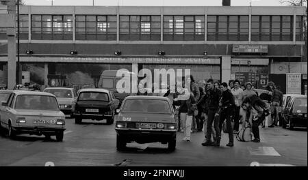 Berlin-Bezrike / GDR / Wall / 4 / 1982 trafic de Pâques au poste de frontière Dreilinden. Il y a une gauche à Berlin Ouest en direction de Hanovre ou Munich. Vous quittez le secteur américain indique le statut d'occupation de Berlin-Ouest. Les États-Unis, la France et la Grande-Bretagne étaient responsables du passage de Checkpoint Bravo. Derrière le pont, le GDR a commencé. Pour le passage, il fallait un visa, qui était disponible du côté de la RDA. // Berlin-Status / Checkpoint / Border / districts / / // Histoire / communisme / alliés [traduction automatique] Banque D'Images