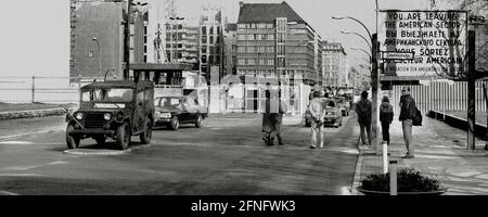 Quartiers de Berlin / GDR Wall / 1985 Checkpoint Charly. Le poste frontalier entre Kreuzberg et Mitte est réservé aux étrangers, y compris aux diplomates. Ils sont dédouanés par les douanes allemandes, un organe auxiliaire des alliés occidentaux. Deux hommes d'affaires vont à Berlin-est. À Checkpoint Charly, les chars américains et soviétiques se sont affrontés pendant la construction du mur en 1961. Signe quadrilingue des 4 alliés: Ils quittent le secteur américain // Statut de Berlin / point de contrôle / frontière / districts / / // Histoire / alliés / communisme / Soviétiques [traduction automatique] Banque D'Images