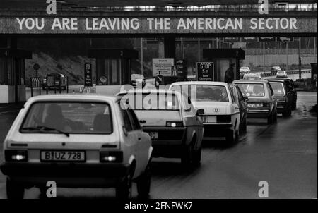 Berlin-Bezrike / GDR / Wall / 4 / 1982 trafic de Pâques au poste de frontière Dreilinden. Il y a une gauche à Berlin Ouest en direction de Hanovre ou Munich. Vous quittez le secteur américain indique le statut d'occupation de Berlin-Ouest. Les États-Unis, la France et la Grande-Bretagne étaient responsables du passage de Checkpoint Bravo. Derrière le pont, le GDR a commencé. Pour le passage, il fallait un visa, qui était disponible du côté de la RDA. // Berlin-Status / Checkpoint / Border / districts / / // Histoire / communisme / alliés [traduction automatique] Banque D'Images