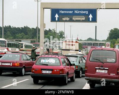 Berlin-Bezrike / GDR / Wall / 1989 trafic de Pâques au poste de frontière Dreilinden. Il y a une gauche à Berlin Ouest en direction de Hanovre ou Munich. Vous quittez le secteur américain indique le statut d'occupation de Berlin-Ouest. Les États-Unis, la France et la Grande-Bretagne étaient responsables du passage de Checkpoint Bravo. Derrière le pont, le GDR a commencé. Pour le passage, il fallait un visa, qui était disponible du côté de la RDA. // Berlin-Status / Checkpoint / Border / districts / / // Histoire / communisme / alliés [traduction automatique] Banque D'Images