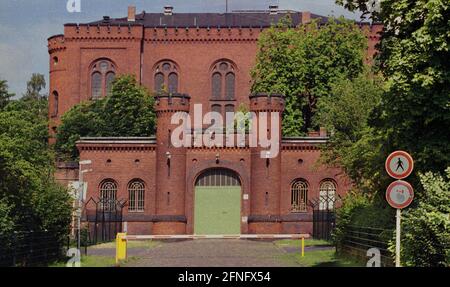 Berlin-Spandau / Nazis / groupes de droite 20.8.1987 devant la prison pour crimes de guerre de Spandau, Rudolf Hess vient de mourir. Les partisans de droite se rassemblent pour pleurer. Le bâtiment. Il sera détruit immédiatement, afin de ne pas créer un site culte nazi. Elle était sous la souveraineté des quatre alliés, y compris les Soviétiques comme forces d'occupation. La photographie était interdite. Voir photo aérienne de 1986 // nazi / fascisme / alliés [traduction automatique] Banque D'Images