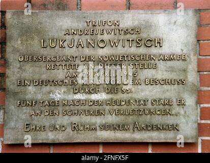 Berlin / GDR / Union soviétique / 1996 plaque à Berlin-Treptow : un soldat soviétique sauve un enfant allemand de la SS en 1945 et meurt. Honneur et gloire à sa mémoire // Guerre / Monument / Armée rouge / Histoire / Soldat / Soviets [traduction automatique] Banque D'Images