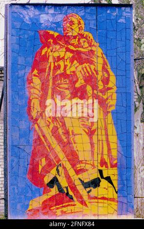 Brandebourg / Histoire / 1990 le mémorial de guerre au siège soviétique de Wuensdorf se souvient de la guerre du Reich allemand contre l'Union soviétique 1941-1945. Un soldat de l'Armée rouge avec une épée et un enfant sur son bras. Ce motif se trouve dans de nombreux monuments soviétiques. // Bundeslaender / Weltkrieg / Russen / Soldaten / Gedenkstaette / Militaer / Kommunismus / Sowjets / DDR à Wuensdorf / Zossen étaient dans les derniers quartiers principaux de Kreig de la Wehrmacht allemande. [traduction automatique] Banque D'Images