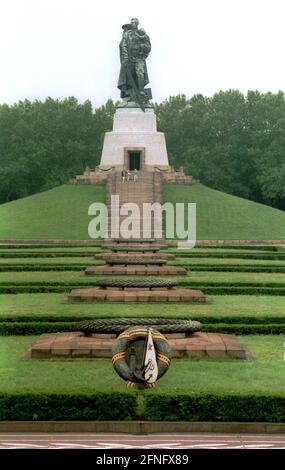Berlin / Histoire / Monument / Mémorial du 1994 septembre, Monument soviétique à Treptow. Le plus grand mémorial soviétique d'Allemagne, aujourd'hui propriété du Gouvernement fédéral. Érigé en 1947 pour 5000 soldats de l'Armée rouge qui sont morts dans la bataille de Berlin. Sculpteur Wutschetisch. // Guerre / Cimetière militaire / Union soviétique / [traduction automatique] Banque D'Images