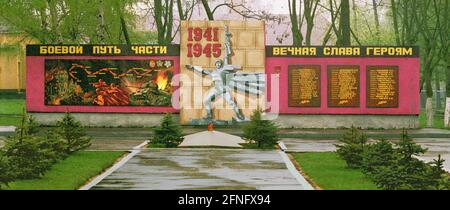 Brandebourg / Histoire / 1990 Mémorial de la guerre au quartier général soviétique de Wuensdorf . Commémore la guerre du Reich allemand contre l'Union soviétique 1941-1945. Un soldat de l'Armée rouge qui s'agante. // Etats fédéraux / Guerre mondiale / Russes / soldats / Mémorial / militaire / communisme / Soviétiques / RDA [traduction automatique] Banque D'Images