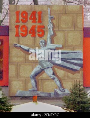 Brandebourg / Histoire / 1990 Mémorial de la guerre au quartier général soviétique de Wuensdorf . Commémore la guerre du Reich allemand contre l'Union soviétique 1941-1945. Un soldat de l'Armée rouge qui s'agante. // Etats fédéraux / Guerre mondiale / Russes / soldats / Mémorial / militaire / communisme / Soviétiques / RDA [traduction automatique] Banque D'Images