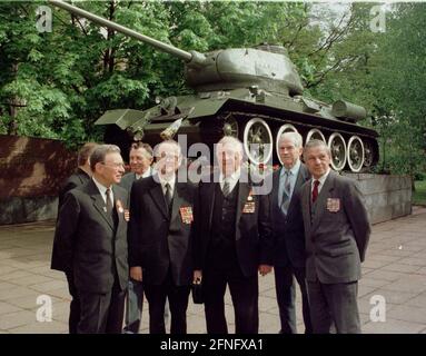 Berlin / Histoire / Guerre mondiale / 1995 Musée de la reddition à Karlshorst. Anciens combattants de la guerre russe devant un char T34. Dans ce bâtiment, la reddition de l'armée allemande fut signée en 1945 devant les marches soviétiques. Pour les alliés occidentaux, la signature a été répétée plus tard. Le musée était situé à côté du siège soviétique à Berlin. Il fait maintenant partie du Musée historique allemand. Des soldats actifs ont été invités à l'ouverture. // 1933-1945 / Culture / Musées / Armée Rouge / Monument soviétique / [traduction automatique] Banque D'Images