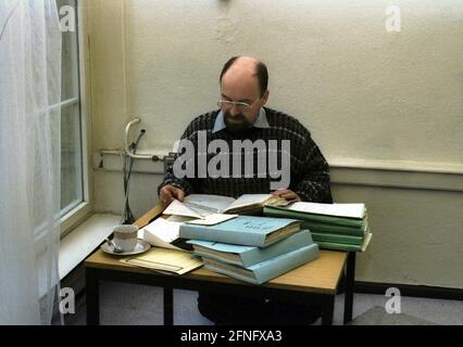 Berlin / GDR / Histoire / Stasi 1 / 1992 Rainer Eppelmann inspectant les fichiers Stasi. Il a été l'un des premiers à pouvoir les inspecter. En tant que pasteur dans la RDA, Eppelmann avait été persécuté, bugged, et surveillé. Il a ensuite rejoint la CDU et est devenu président temporaire du comité social, CDA: Il a également été membre du Bundestag. Lors de l'inspection des dossiers, les inspecteurs ont montré les dossiers dans une petite pièce. Il n'y avait pas encore de restrictions. // sécurité de l'Etat / Stasi / [traduction automatique] Banque D'Images