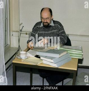 Berlin / GDR / Histoire / Stasi 1 / 1992 Rainer Eppelmann inspectant les fichiers Stasi. Il a été l'un des premiers à pouvoir les inspecter. En tant que pasteur dans la RDA, Eppelmann avait été persécuté, bugged, et surveillé. Il a ensuite rejoint la CDU et est devenu président temporaire du comité social, CDA: Il a également été membre du Bundestag. Lors de l'inspection des dossiers, les inspecteurs ont montré les dossiers dans une petite pièce. Il n'y avait pas encore de restrictions. // sécurité de l'Etat / Stasi / [traduction automatique] Banque D'Images