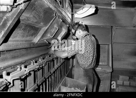 Quartiers de Berlin / GDR économie / 6/1991 usine de batteries (batteries au plomb) à Lichtenberg, les travailleurs devaient porter des masques à gaz. La société appartenait à la Treuhand en 1991 // Environnement / Air / Chimie / [traduction automatique] Banque D'Images