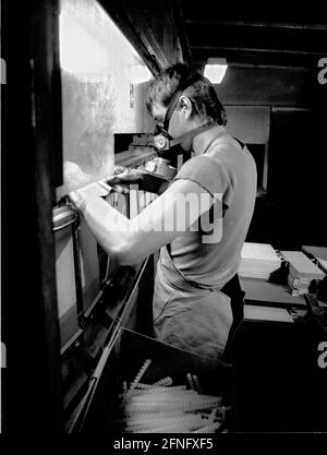 Berlin / DDR / 6/1991 usine de batteries (batteries au plomb) à Lichtenberg, les travailleurs doivent travailler avec des masques à gaz. Il n'y a pas de système d'échappement. La société appartient à la Treuhand en 1991 // Environnement / Air / Chimie / // districts / Lichtenberg [traduction automatique] Banque D'Images