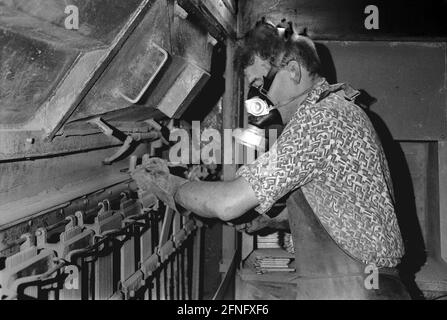 Quartiers de Berlin / GDR économie / 6/1991 usine de batteries (batteries au plomb) à Lichtenberg, les travailleurs devaient porter des masques à gaz. La société appartenait à la Treuhand en 1991 // Environnement / Air / Chimie / [traduction automatique] Banque D'Images