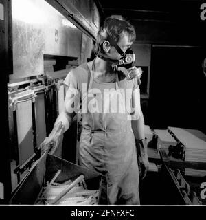 Quartiers de Berlin / GDR économie / 6/1991 usine de batteries (batteries au plomb) à Lichtenberg, les travailleurs devaient porter des masques à gaz. La société appartenait à la Treuhand en 1991 // Environnement / Air / Chimie / [traduction automatique] Banque D'Images