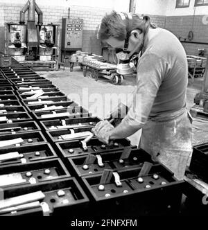 Quartiers de Berlin / GDR économie / 6/1991 usine de batteries (batteries au plomb) à Lichtenberg, les travailleurs devaient porter des masques à gaz. La société appartenait à la Treuhand en 1991 // Environnement / Air / Chimie / [traduction automatique] Banque D'Images