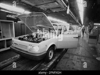 GDR / Industrie / Thuringe / 1991 Automobilwerke Eisenach. Le WARTBURG a été produit dans cette usine. Le hall de l'usine ressemble à un grand atelier. Ici, les portes et les joints sont assemblés. // véhicule / Economie / voiture / Etats fédéraux [traduction automatique] Banque D'Images