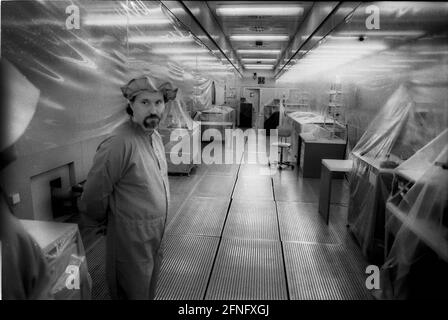 Saxe / GDR / 1991 Centre de micro-électronique à Dresde. La grande usine est à l'arrêt. Personne ne sait comment procéder. On entend dire que la Société Fraunhofer veut venir ou Siemens ou pas. L'endroit appartient toujours à la Treuhand. L'équipement est couvert. / Economie / Industrie / Electronique / Chip / Treuhand [traduction automatique] Banque D'Images