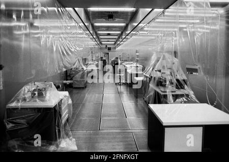 Saxe / GDR / 1991 Centre de micro-électronique à Dresde. La grande usine est à l'arrêt. Personne ne sait comment procéder. On entend dire que la Société Fraunhofer veut venir ou Siemens ou pas. L'endroit appartient toujours à la Treuhand. L'équipement est couvert. / Economie / Industrie / Electronique / Chip / Treuhand [traduction automatique] Banque D'Images